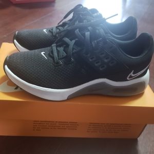 Nike Bella 4 Sneaker